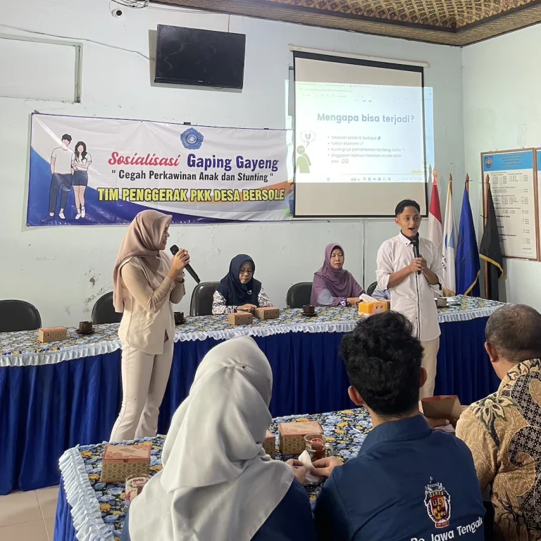 Rere dan Oman sebagai Duta GenRe Kab. Tegal sedang Sosialisasi di kegiatan LDK