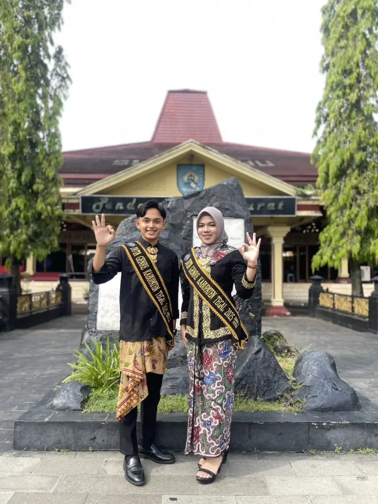 Duta GenRe Kab. Tegal berfoto bersama di Pendopo Mangkurat Pemda Kab. Tegal dalam rangka memperingati hari kartini